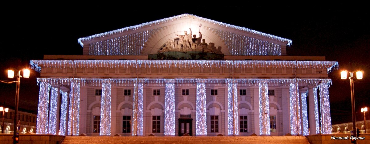 2. Здание Биржи в новогодней подсветке.