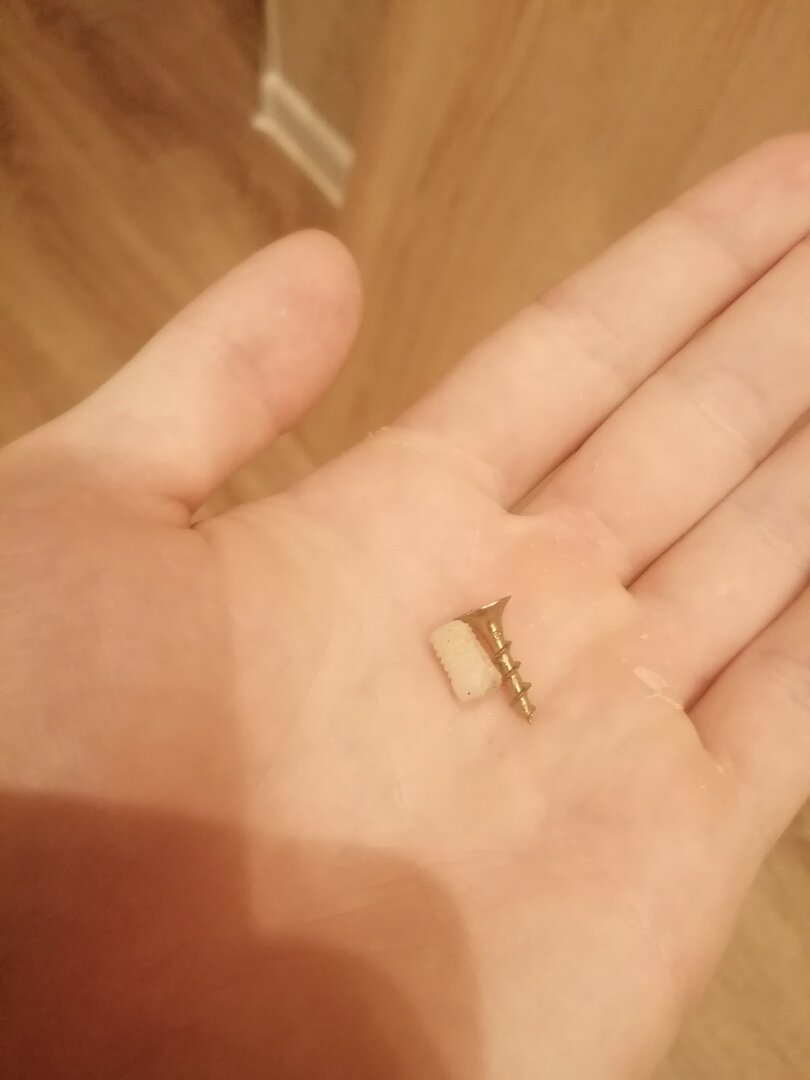 А вот и тот самый крепеж доводчиков.