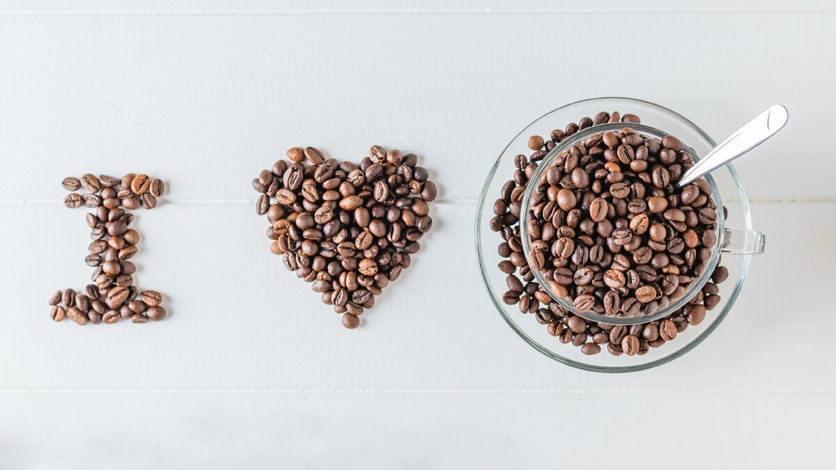 Существует большое количество научных фактов, говорящих о том, что кофе содержит в себе ряд полезных веществ