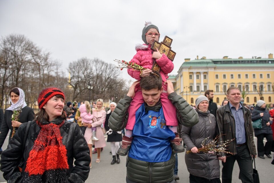 Свой Ангел Хранитель есть и у взрослых, и у детей. Источник: https://foto.patriarchia.ru/news/arkhiereyskoe-sluzhenie-v-prazdnik-vkhoda-gospodnya-v-ierusalim-v-isaakievskom-sobore-sankt-peterburga-liturgiya-i-krestnyy-khod/