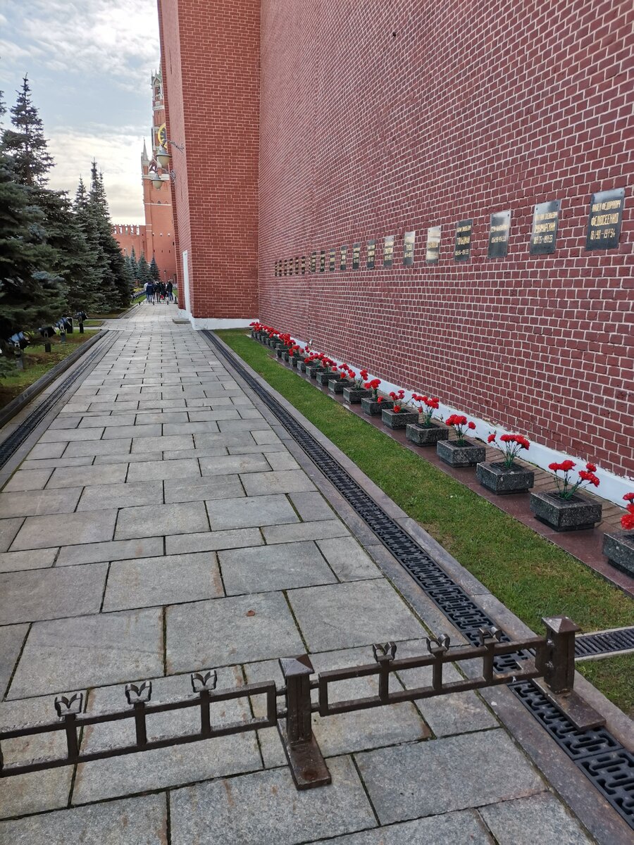 Могила Фрунзе у кремлевской стены