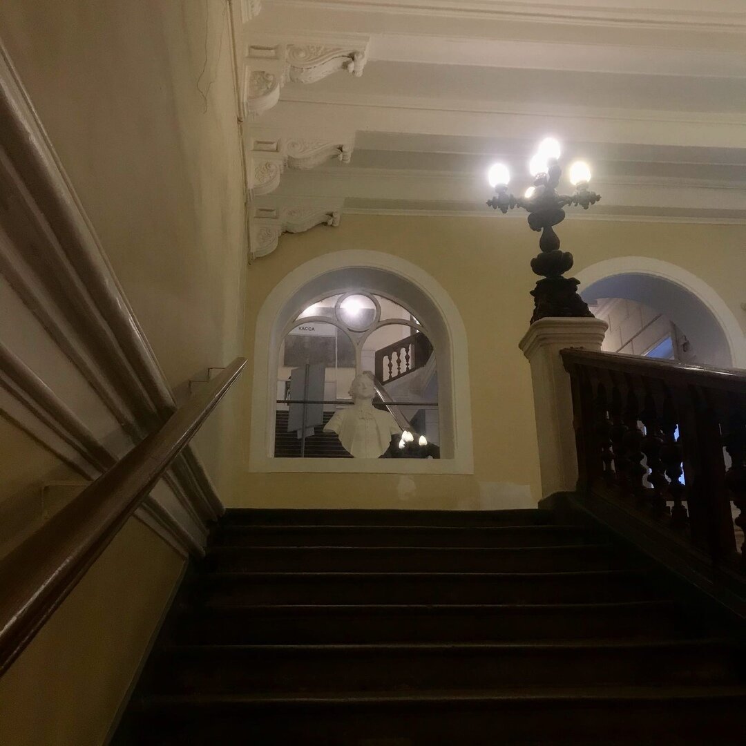 Лестница "Исторического здания императорского общества поощрения художеств"