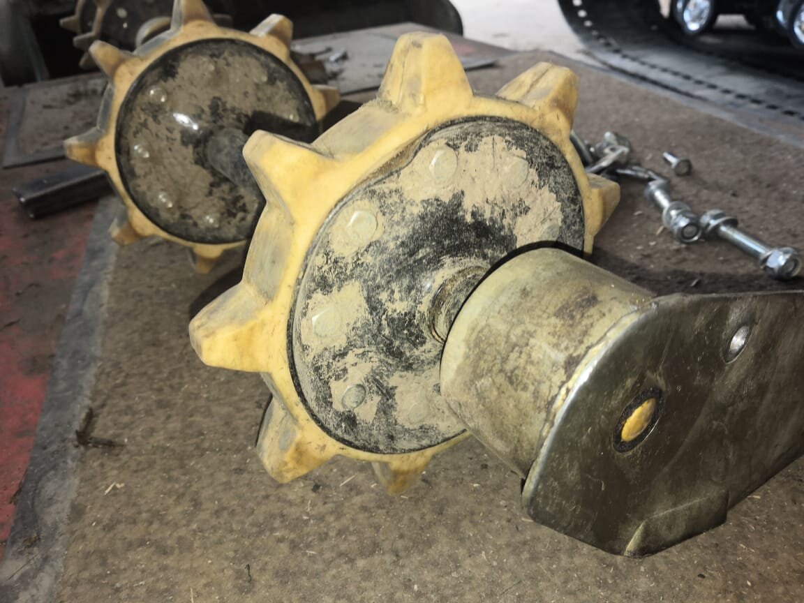 Гусеничный мото- Вездеход "Маламут", личные фото. на Звезде видно удар от камня...