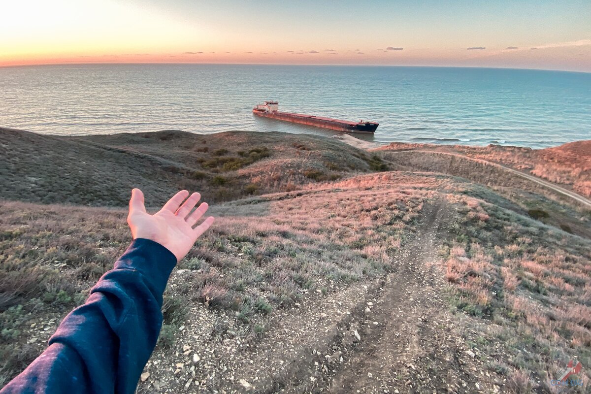 Поиск море. На берегу моря в Темрюкском районе брошенное судно. Почти 2 километра выше черное море. Море нашло меня.