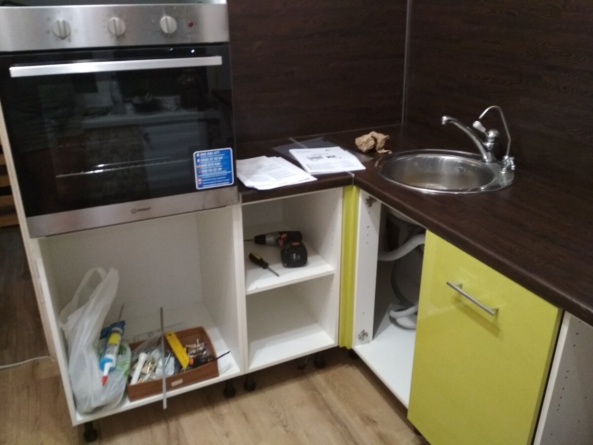 Кухню собирали сами. ->