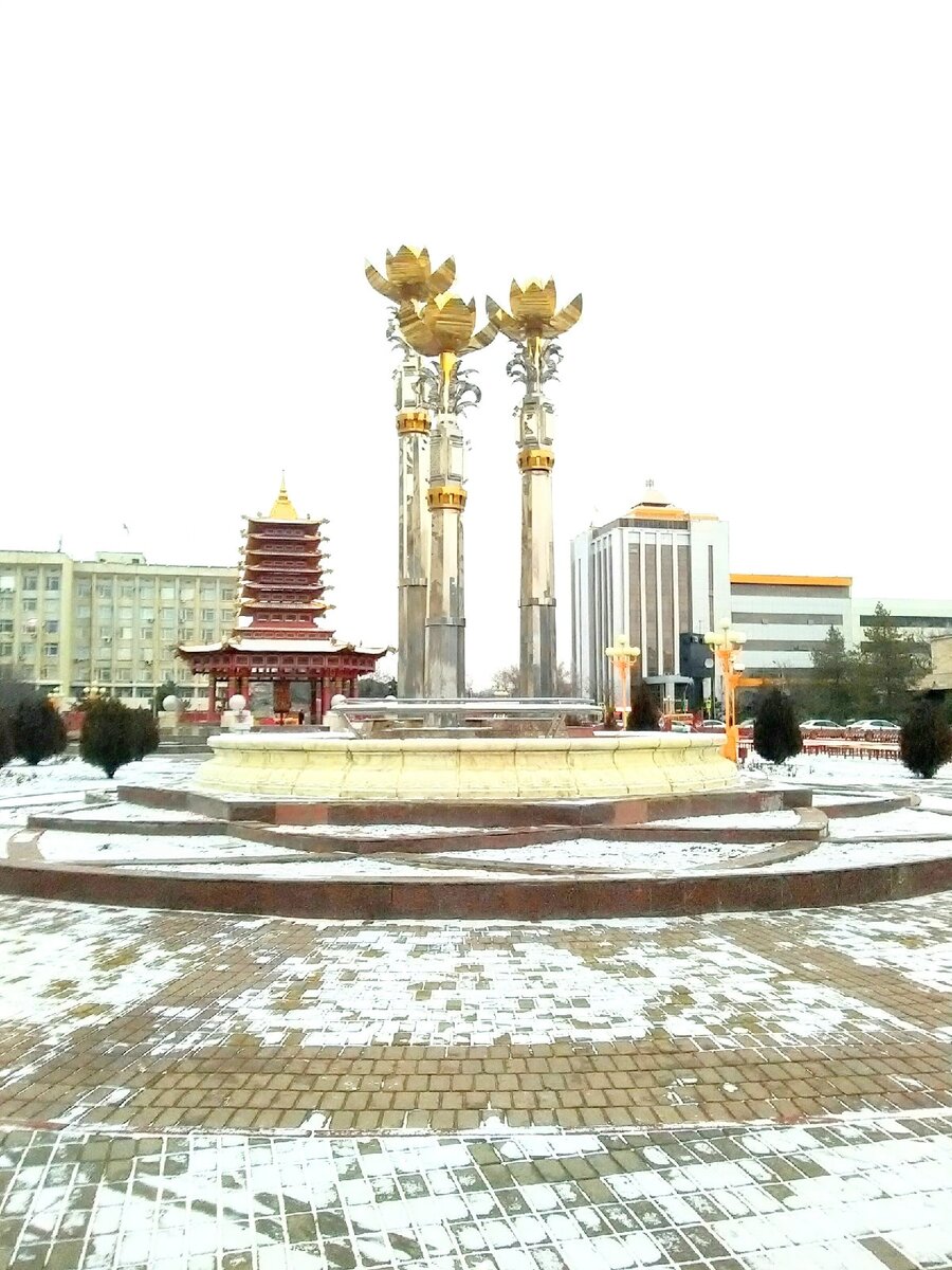 Фонтан 3 лотоса и пагода Семи дней 