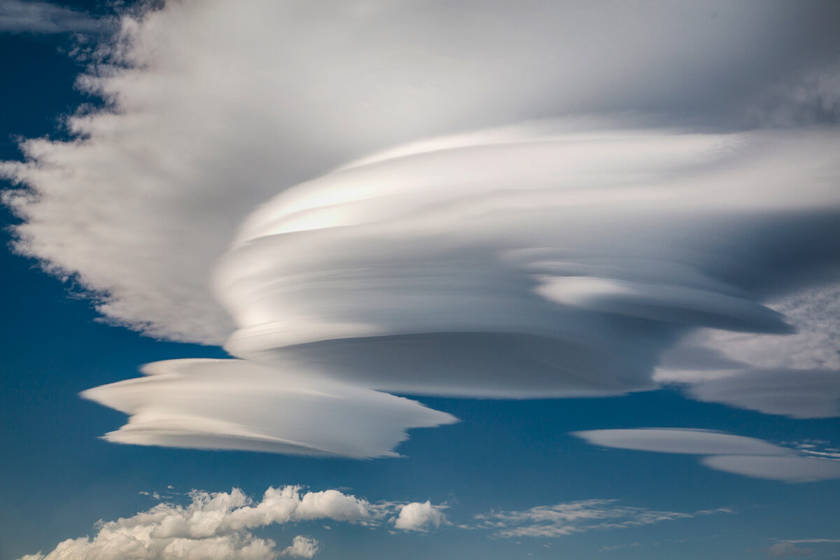 "Лентикуля́рные  (линзовидные) облака — довольно редкое природное явление"- говорит  Википедия.  А я поправляю, что на Камчатке это не такое уж редкое  явление! Только снять такую красоту- большая удача!