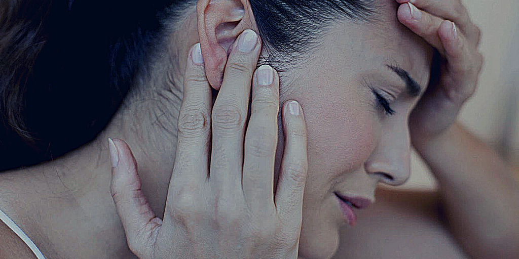 Шум в одном ухе.