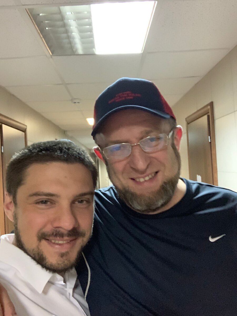 Исраэль Суворов, автор поста - слева. Александр Рубашевский - наставник и стратег компании "Хакнем" - справа.