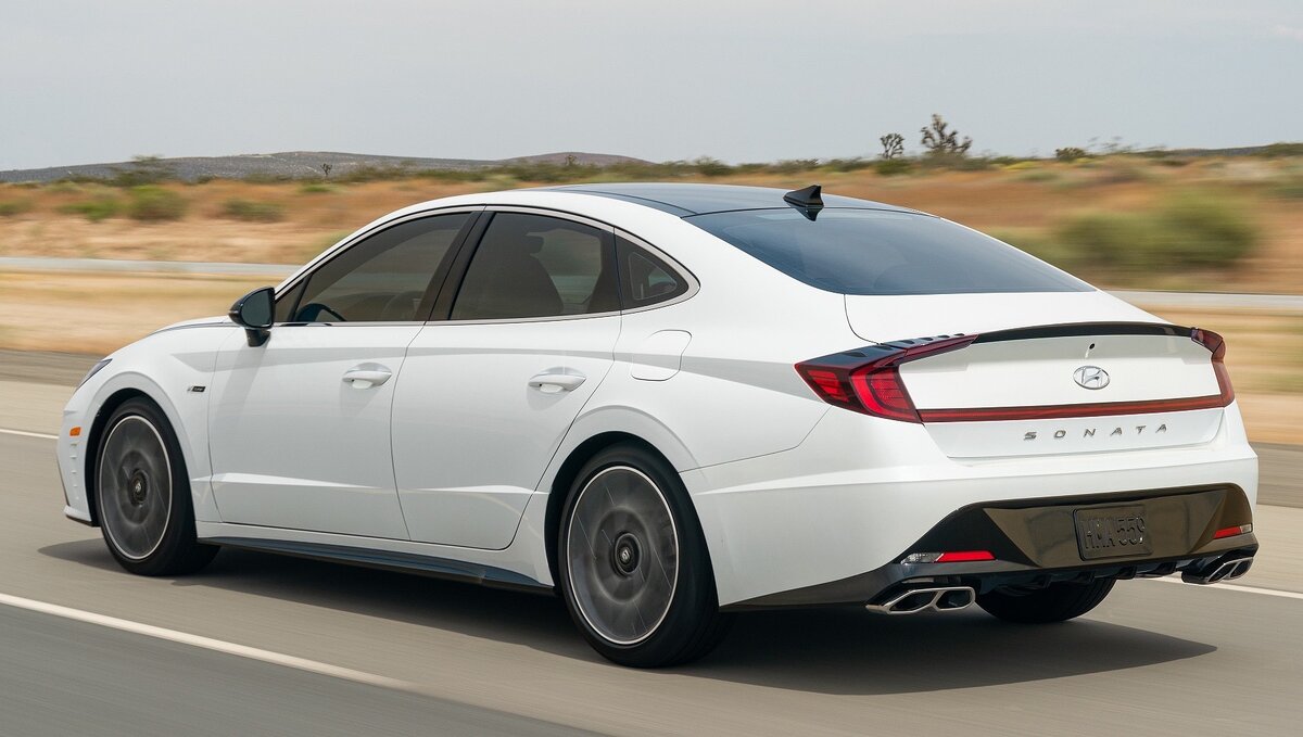 Изначально Sonata N Line комплектуется адаптивным круиз-контролем с функцией stop & go, системами автоторможения и удержания в полосе движения, а за доплату доступны мониторинг слепых зон и ассистент выезда с парковочного места задним ходом.