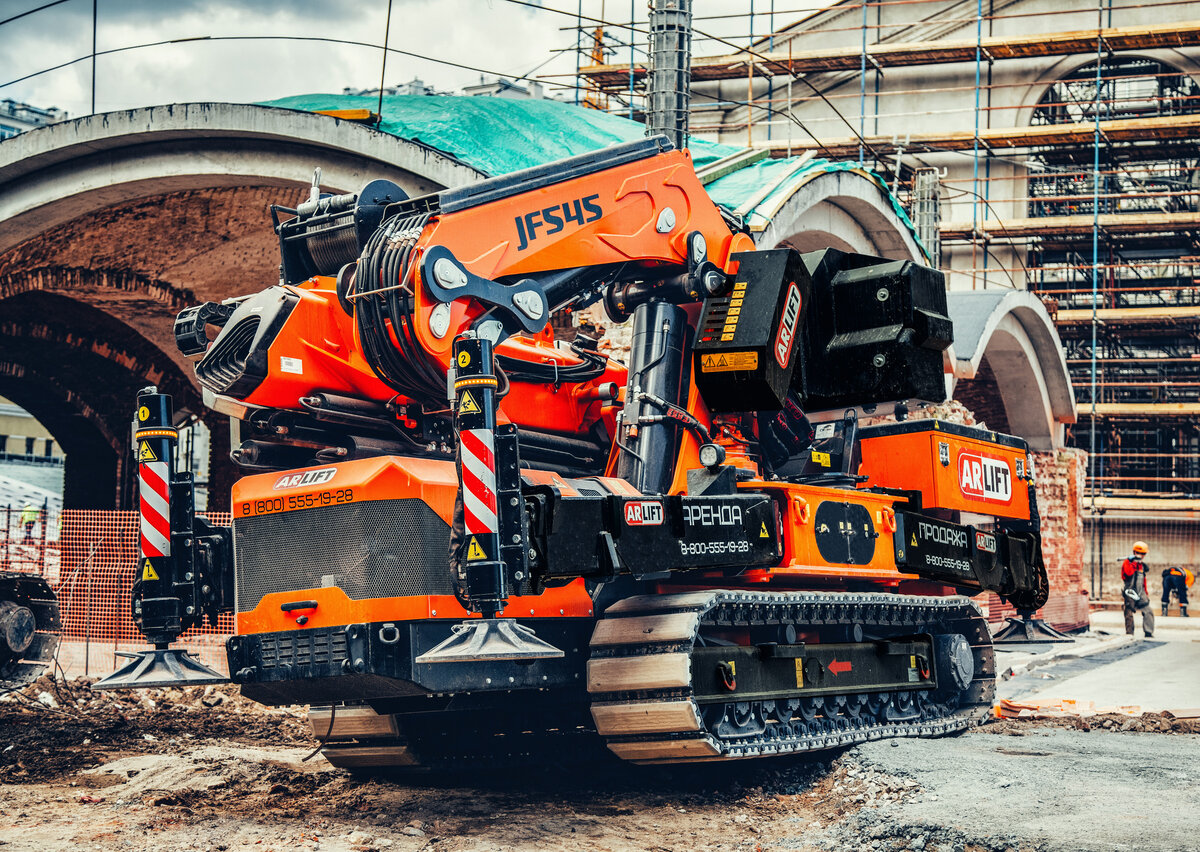 Мини-кран JF545 на работах в Москве