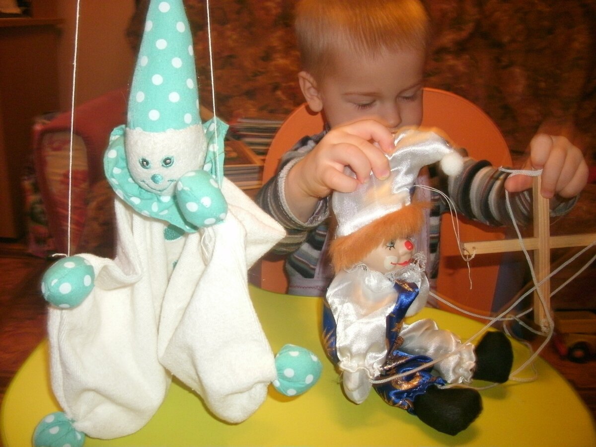 Куклы на столе.