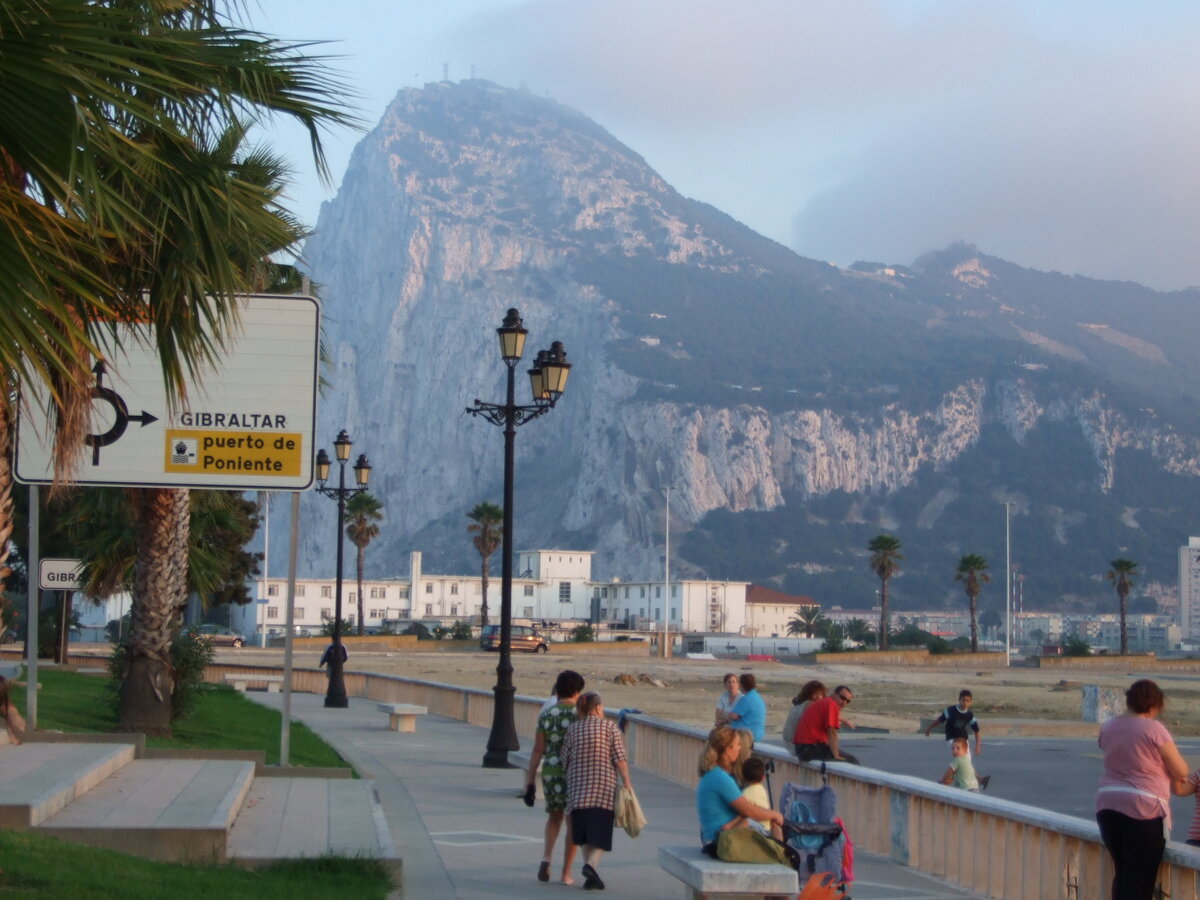 Вид на Гибралтар из Испании