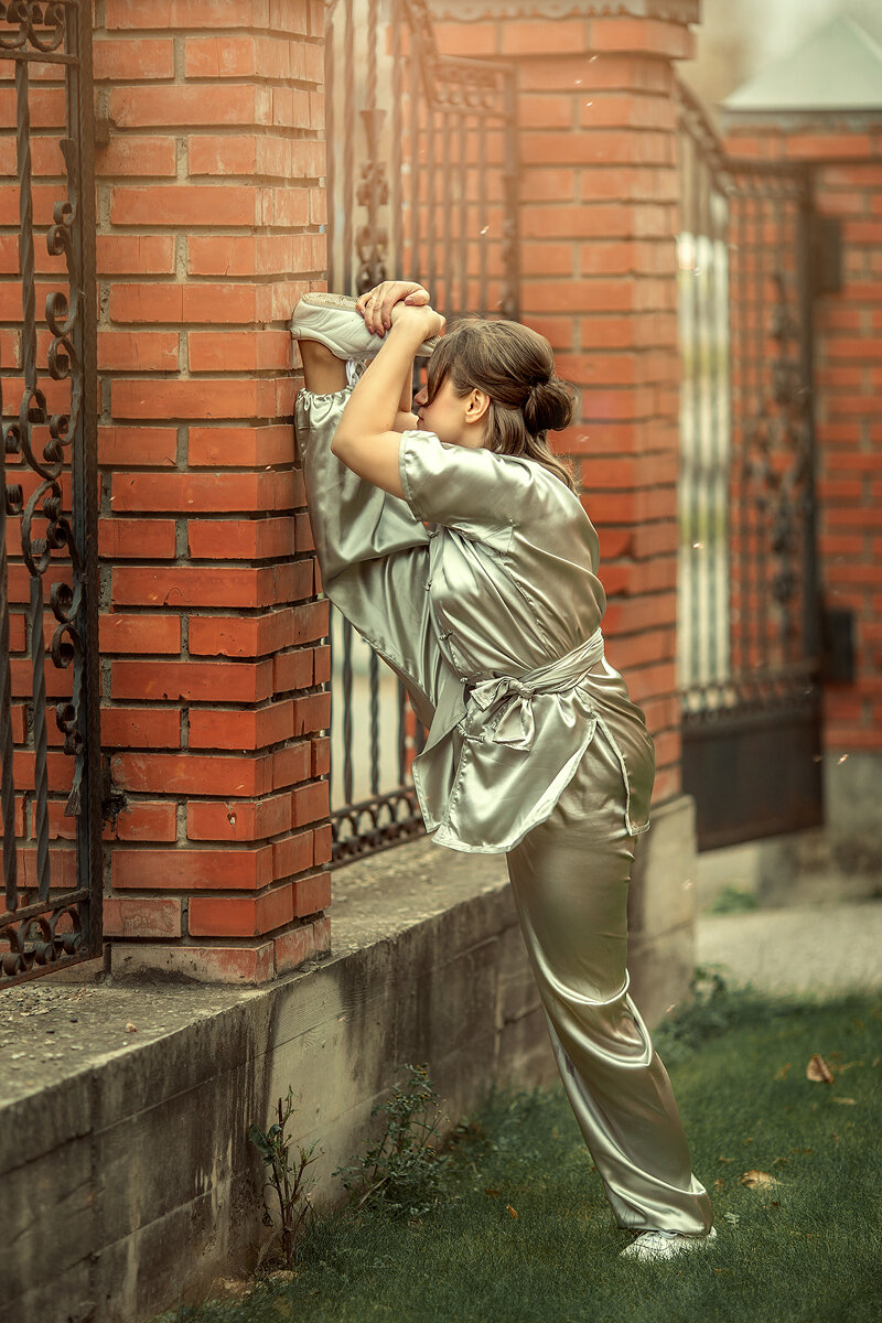 В ушу растяжка, при которой можно достать лбом до носочка