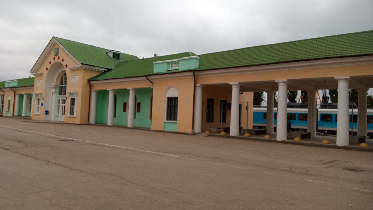 Феодосийский вокзал. Фото автора. Листайте, здесь много картинок.