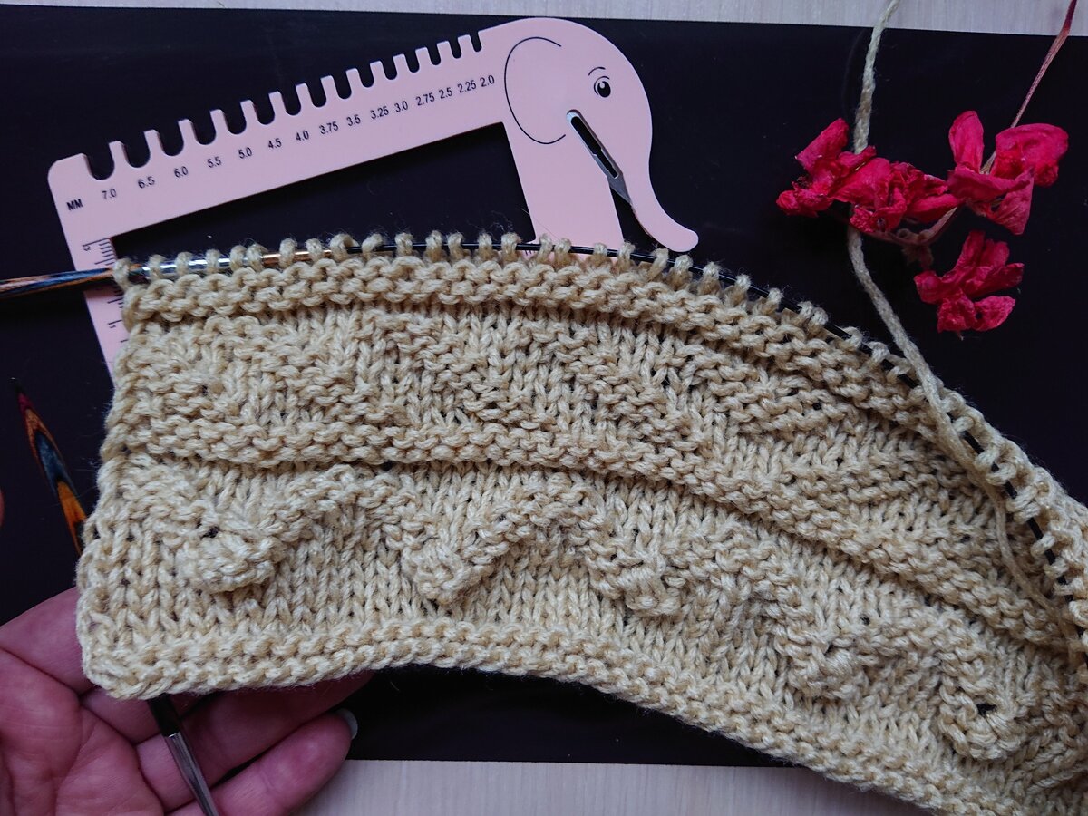 Нижняя часть узора, тут только с шишечками пришлось напрячься, а так почти сразу поняла где нестыковки в описании