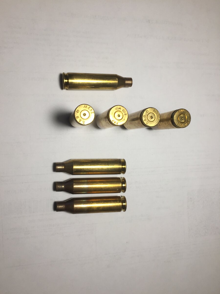 Отстрелянные гильзы калибра .243 Win. казалось бы, все одинаковые, но в тоже время каждая гильза имеет следы, показывающие, что оно выпущено из оружия, которое вполне можно идентифицировать. Следы от бойка, размер и ориентация на капсюле, микроследы на стенках патронника, след от экстрактора... другое дело что нужно найти именно тот самый ствол из которого стреляли этими патроными, для того чтобы сверить следы. для того и нужна пулегильзотека.