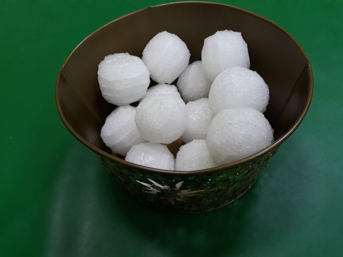 Самодельные снежки. Очень мягкие, набить в играх синяк не реально!