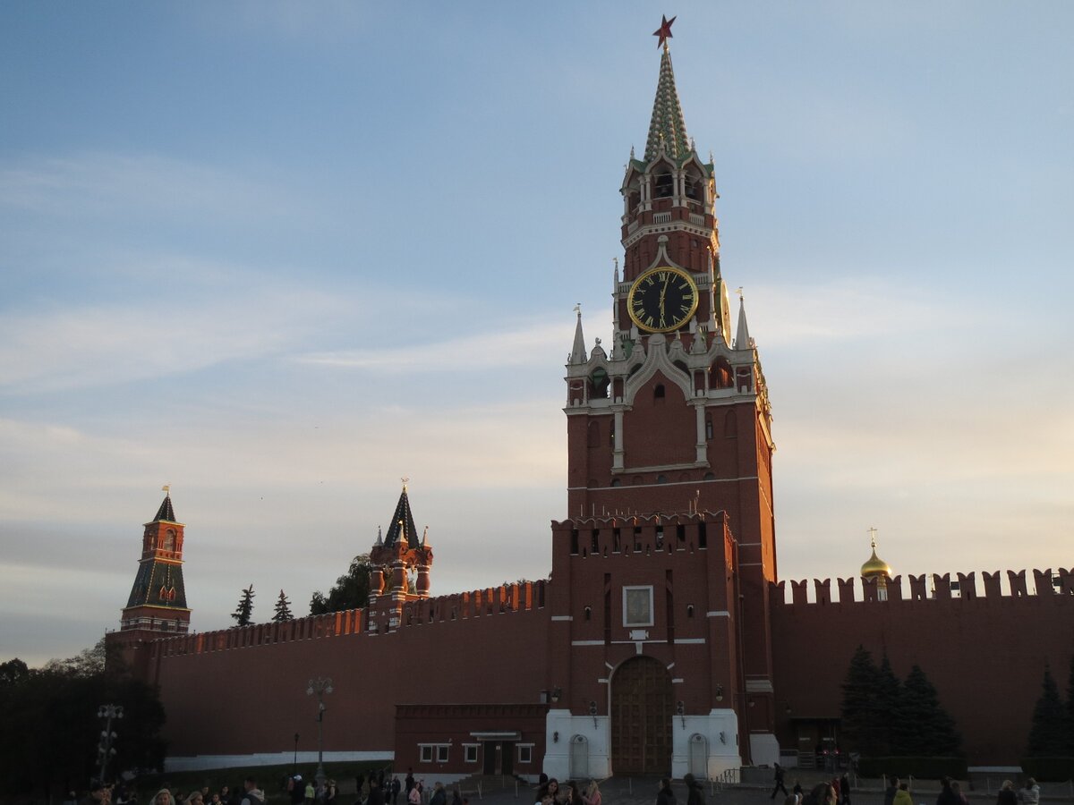 Кому принадлежит спасская башня кремля в москве