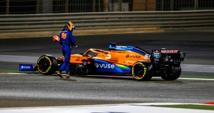 Карлос Сайнц и его McLaren на Гран-при Бахрейна 2020