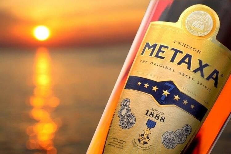 Metaxa

Метакса́  —греческий алкогольный напиток темно-золотистого цвета крепостью 38%. Изготавливается путем смешивания выдержанного виноградного бренди со сладким мускатным вином и травяным настоем, секрет которого хранится производителем в тайне.

Метакса обладает ароматом сухофруктов и муската. Во вкусе присутствуют нотки дуба и ванили.

Как её пить?
В чистом виде, при комнатной температуре небольшими глотками. Так лучше всего раскрывается вкус и аромат напитка. Так же можно пить Метаксу со льдом, но тогда аромат теряется. Все же лучше добавлять лед только к Метаксе небольшой выдержки (3-5 лет).

Как закуску подают цитрусовые, виноград, бутерброды с икрой, молочный шоколад, листья свежего салата, сыры и даже запеченное мясо.

С другими напитками. Можно разбавить тоником и цитрусовыми соками в пропорции 1:1. Или же добавляют в чай и кофе.  Алкогольными напитками и минеральной водой Метакса не разбавляется.

Ну и так же в составе коктейлей.
