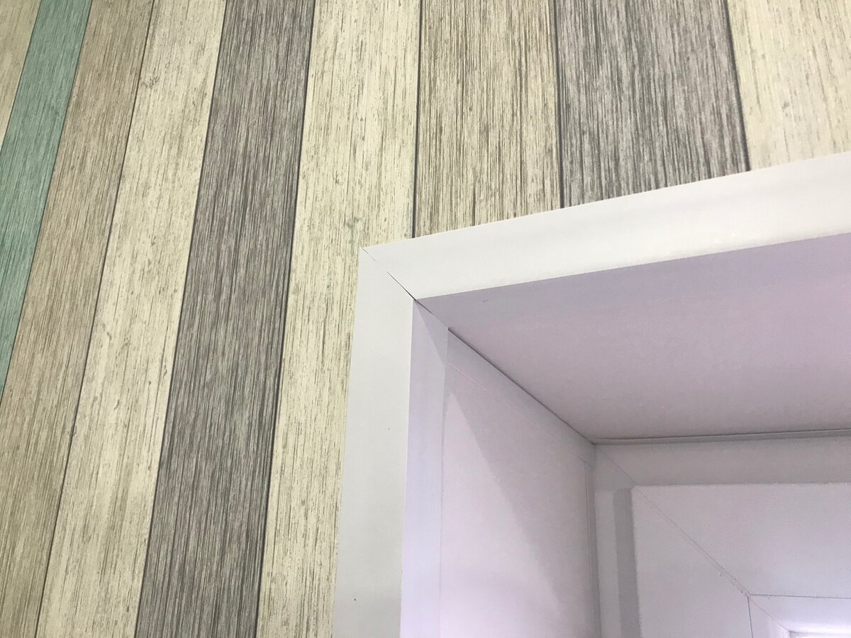 Один из самых простых способов облагораживания окон внутри помещения 