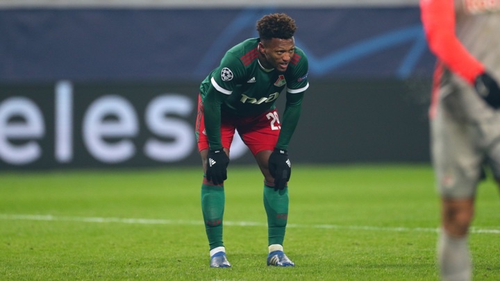 Перед самым важным матчем этого года «Локомотив» потерял двух лидеров. Сомнительные тесты на коронавирус сдали Крыховяк и Куликов. В итоге на матч вышел состав, который вообще вряд ли кто-то мог предположить: семь номинальных защитников, один полузащитник и три нападающих. Понятно, что схемы 6-1-3 быть не могло, поэтому до начала матча о реальной расстановке можно было только догадываться. Реальная расстановка же была такой: три центральный защитника Чорлука, Райкович и Лысцов, в опорной зоне Мурило и Магкеев, по краям Рыбус и Живоглядов, под нападающими Лисаоквич, впереди Эдер и Зе Луиш.Первую половину тайма команды присматривались друг к другу и практически не создавали моментов. Лисакович здорово цеплялся за мяч впереди, «Зальцбург» проводил быстрые контратаки. На 19-й минуте перепасовка австрийцев на подходах к штрафной привела к голу. «Зальцбург» разрезал нашу оборону несколькими передачами и вывел на удар Беришу, который замкнул дальнюю штангу, но залез в метровый офсайд.С каждой минутой «Зальцбург» выглядел все опаснее и на 28-й минуте открыл счет. Гости навалились на наши ворота, защитники дважды блокировали удары из пределов штрафной, но мяч все равно достался Берише, который пробил метров с пяти в ближний угол. «Локомотив» мог отыграться на 39-й минуте. Эдер скинул мяч на дальнюю штангу на угловом, где Мурило пробил головой – два защитника «Зальцбурга» приняли удар на себя на линии ворот, а через секунду Станкович справился с выстрелом Зе Луиша с линии штрафной.До перерыва «Локомотив» пропустил второй гол. Райкович небрежно выбил верховой мяч в центр поля, где его тут же подобрал Койта и вывел один на один Беришу. Форвард «Зальцбурга» оформил дубль.
В перерыве «Локомотив» сделал сразу три замены, перестроившись на 4-4-2. С поля ушли Лысцов, Райкович и Лисакович. В игру вступили Мухин, Игнатьев и Миранчук. Тем не менее, первый момент создал «Зальцбург» - Койта раскачал Чорлуку в штрафной и пробил рядом со штангой.«Локомотив» ответил двумя моментами Зе Луиша. Сначала форвард подставлял ногу под прострел Игнатьева, затем бил низом с линии штрафной – в первом случае спас защитник, во втором – вратарь.Вернуться в игру у «Локомотива» получилось на 78-й минуте. Зе Луиш заработал пенальти, Миранчук его реализовал, после чего на поле началась стычка, потому что Станкович отказался отдавать мяч.Казалось, что такой эмоциональный заряд позволит «Локомотиву» забить еще, но уже через минуту гости использовали очередную нашу ошибку. У Мурило поехала нога в центре поля, Адейеми убежал к воротам, обыграл Чорлуку и пробил мимо Гилерме – 1:3. Отыграть два мяча уже не было ни времени, ни эмоций.Чтобы занять третье место в группе, «Локомотив» должен в последнем туре побеждать «Баварию» в гостях.