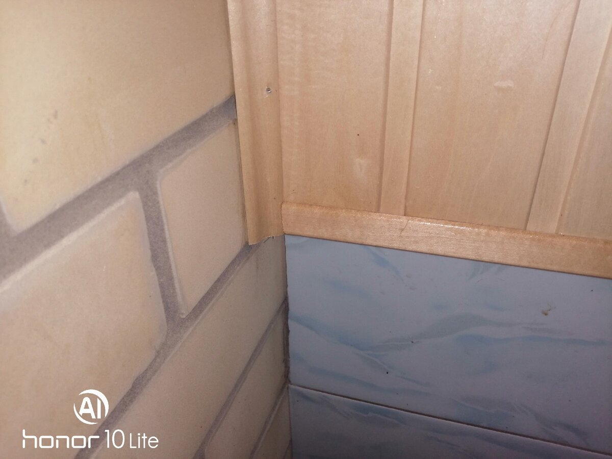 Угол между кирпичной стеной и вагонкой, также перекрывается с помощью плинтуса.