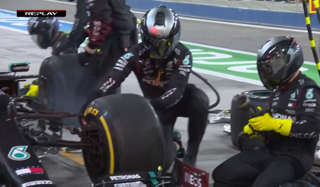 Попытка установить неправильное колесо на машину Боттаса