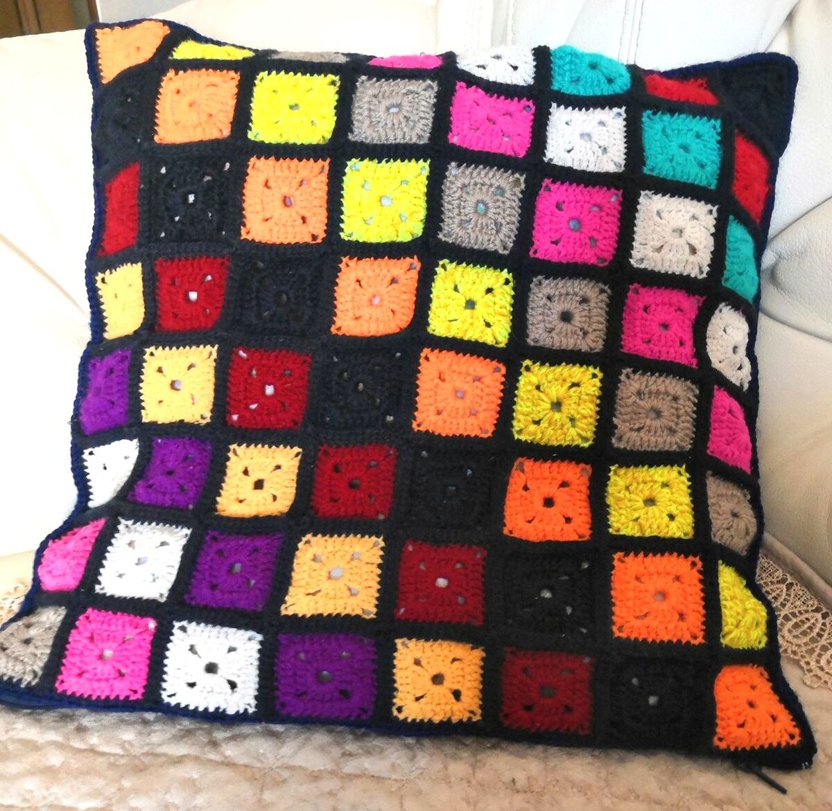 Цветные квадратики на черном фоне - очень интересное решение