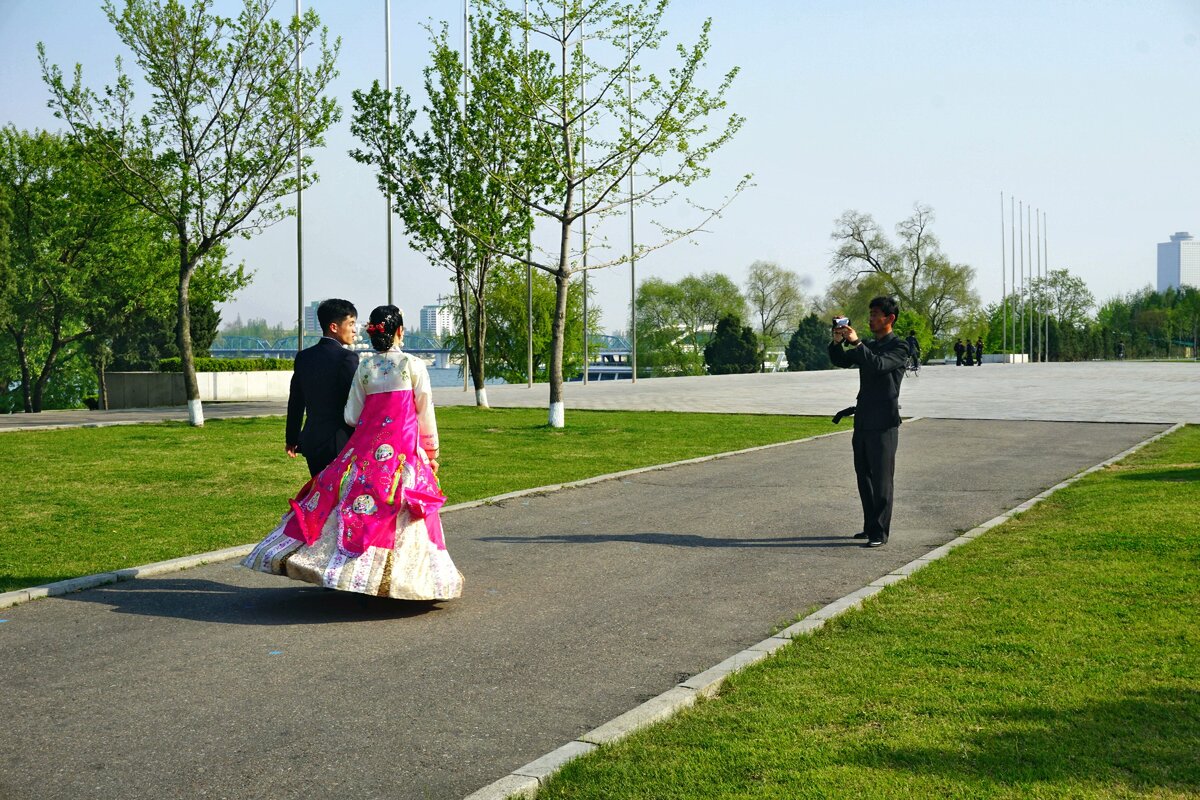 пешком до кореи. северная корея. северная корея пхеньян. памятник кванхвамун сеул. северная корея.