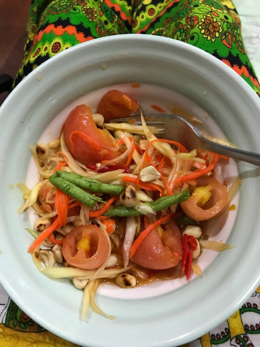 традиционный тайский салат из зеленой папайи Сом Там