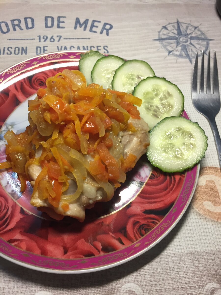 Сочная курочка под овощной шапкой