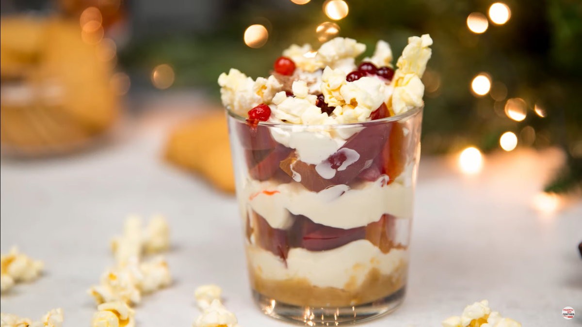 Молочная девчонка Парфе. Lemon amaretti Trifle Platinum Jubilee. Queen Elizabeth Platinum Trifle Lemon amaretti.