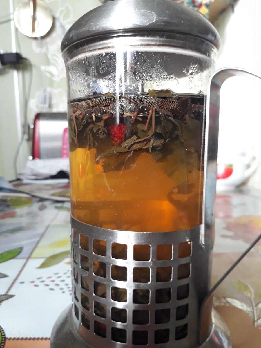 Чай пью зеленый, добавляю в него несколько сушеных ягод боярышника