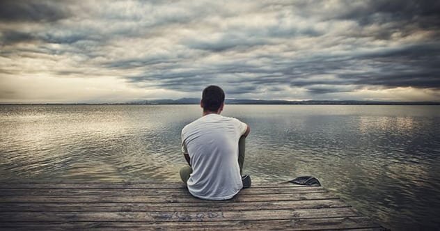 
По иронии судьбы, одиночество заразительно. Хотя может показаться, что группа одиноких людей будет иметь что-то общее и поэтому не будет так одинока, на самом деле это не работает таким образом. Долгосрочное исследование более 5000 человек и их социальных отношений показало прослеживаемое распространение одиночества от одного человека к другому.