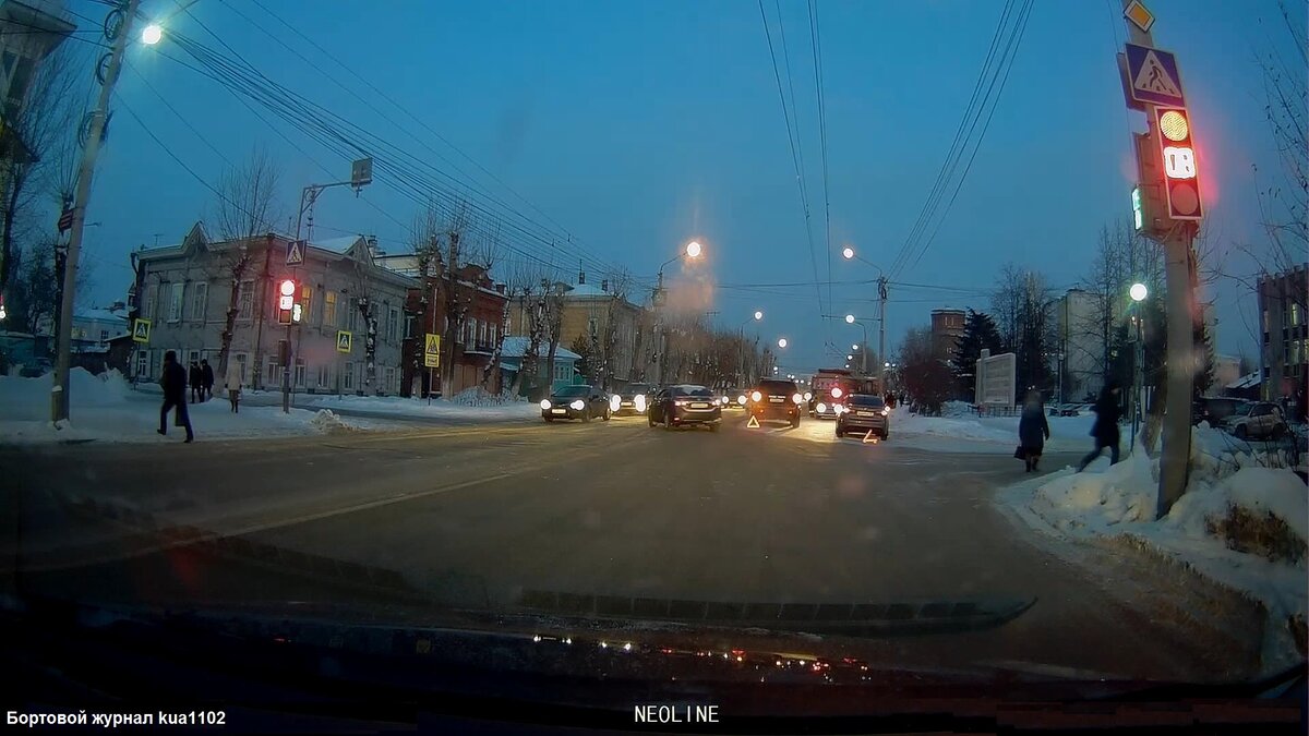 Весьма любопытная дорожная ситуация, которую я заснял на регистратор. На этом участке четырехполосная дорога и обе попутные полосы перегорожены машинами, попавшими в ДТП. Автор фотографии kua1102