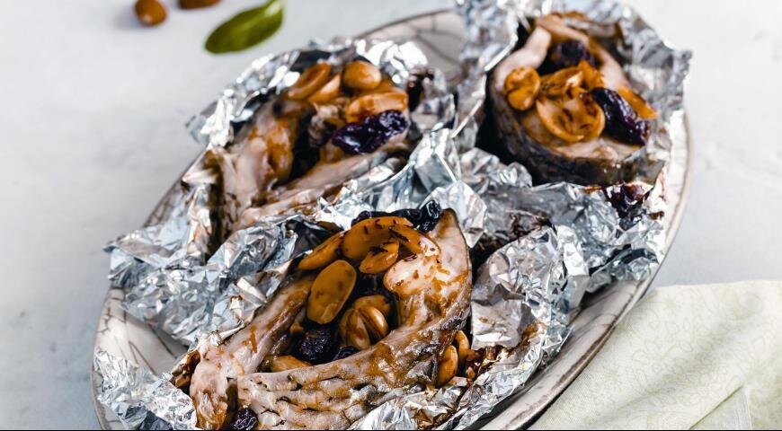 Карп, запеченный в фольге, больше рыбных рецептов на сайте www.gastronom.ru
