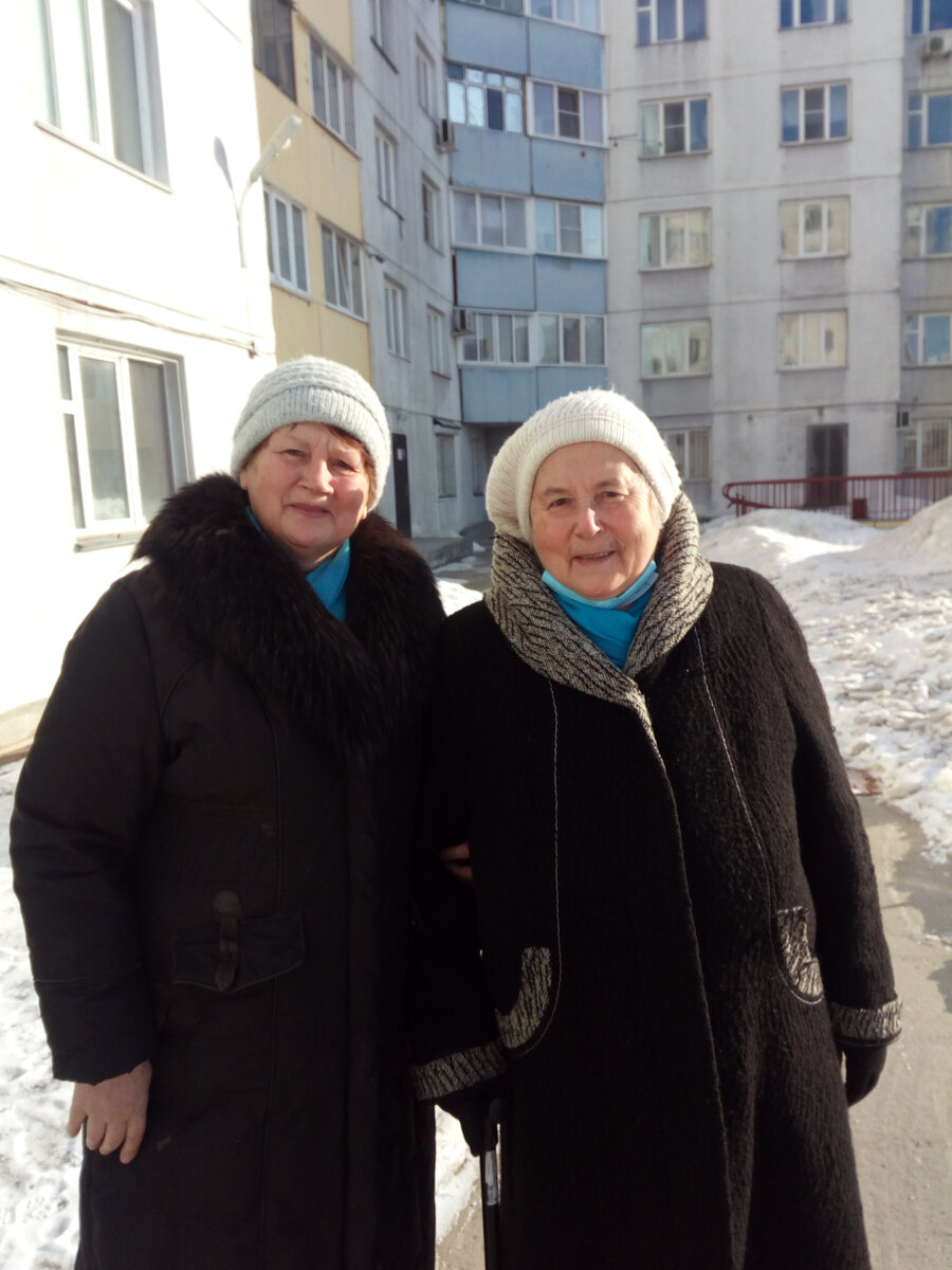 Сегодня 16 марта 2021г. Сестры Анна Иунихина и Татьяна Иунихина.  Гуляем во дворе дома. Ходит с тростью, но сама. Уже улыбается. Почти "по стеночке" ходила первые пару недель. У нас практически зима. Снег и потрясающий гололед. Три дня назад в Чарыше вывалило больше полметра снега за ночь!