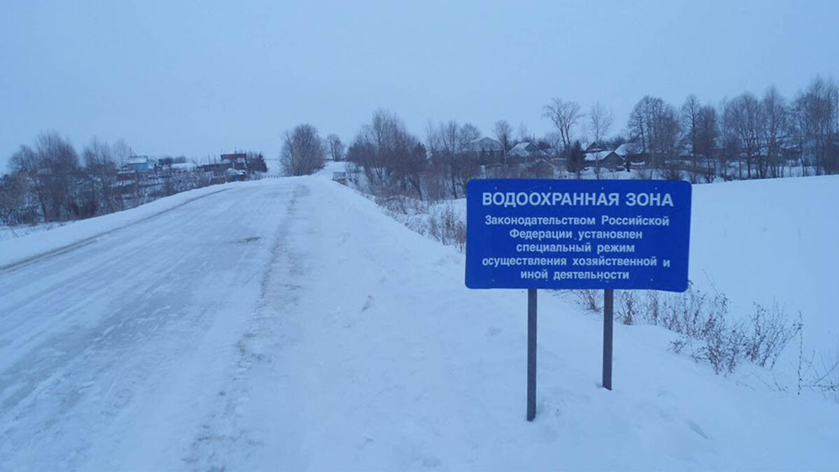 Такие знаки можно встретить на берегу чаще всего. Также, иногда бывают дополнительные запреты на данной территории, которые также оповещаются знаками.