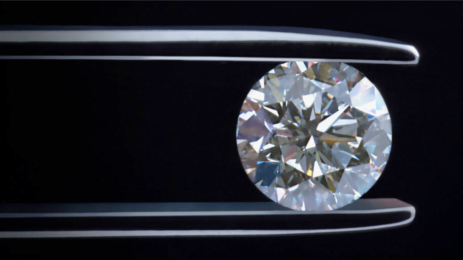 Алмаз выдерживает давление, в пять раз превышающее давление в ядре Земли.