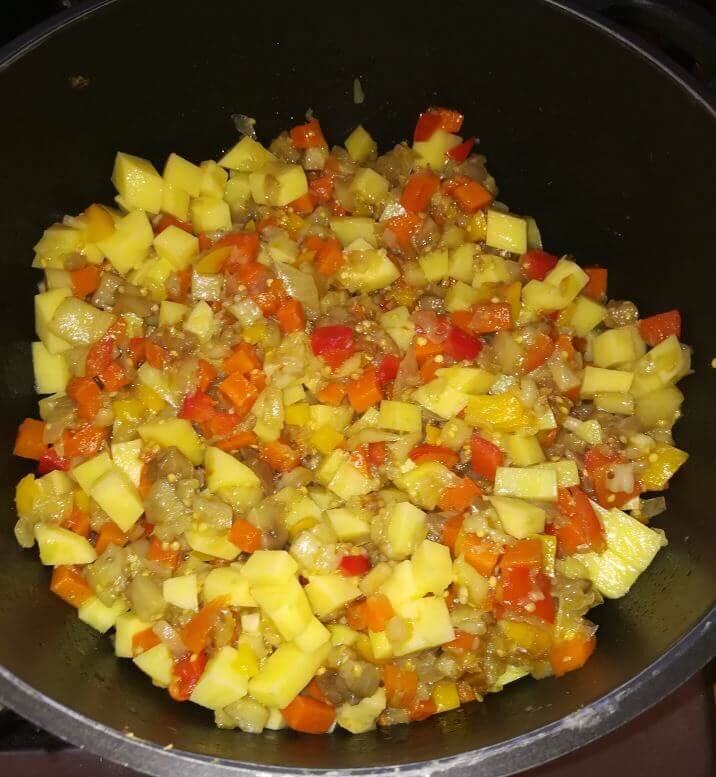  Обжаривание картофеля с овощами