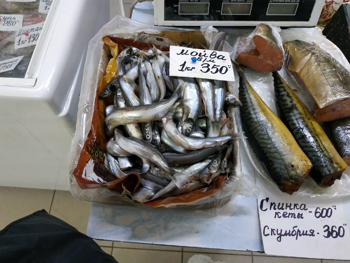 Не люблю, когда сырую рыбу продают рядом с копчёной.  Мойву я бы ещё могла купить, если бы она была дешевле, а вот копчёную рыбу бы есть остереглась.