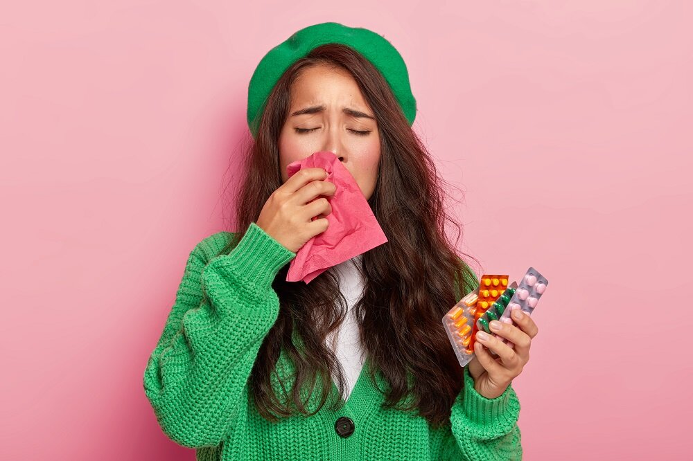 https://ru.freepik.com/free-photo/unhappy-brunette-girl-suffers-from-flu-symptoms-rubs-nose-with-handkerchief-has-cold-holds-pills-wears-green-jumper-and-cap-isolated-on-pink-wall_12837234.htm