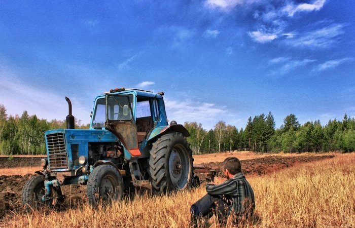 Почему у тракторов задние колеса большие, а передние – маленькие