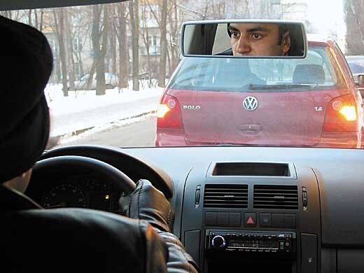 Абхазия водители. Поморгать аварийкой. Абхазский водитель. Сигнал вежливости водителей. Водитель сигналит в пробке.