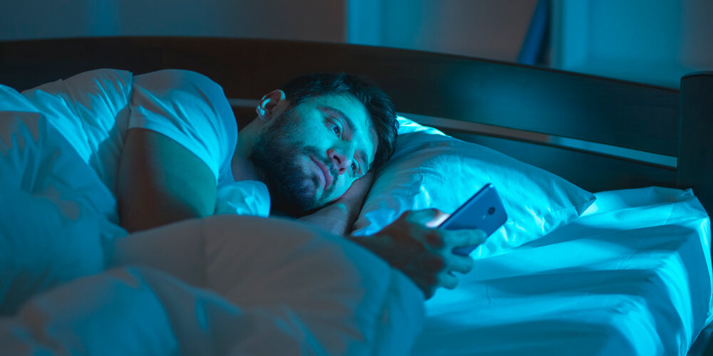 Где находится ваш смартфон, когда вы спите? Наверняка в самом удобном и доступном месте – под подушкой. Прочитайте эту статью, и вам больше не захочется его туда класть.-2