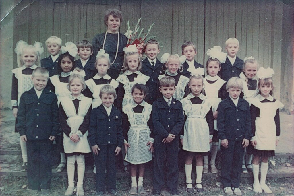 Ученики и учительница, 1990 год. Источник фото яндекс картинки