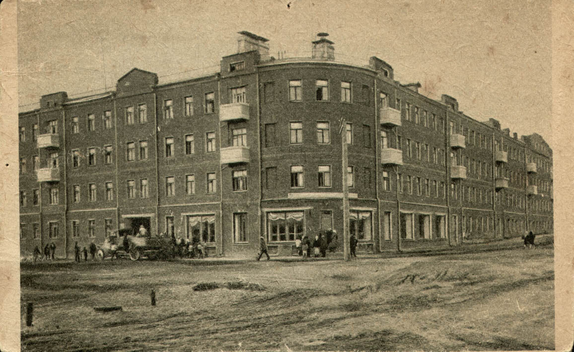 Дом, построенный в 1928 году в Иваново для рабочих. Квартиры были коммунальными, но с удобствами.