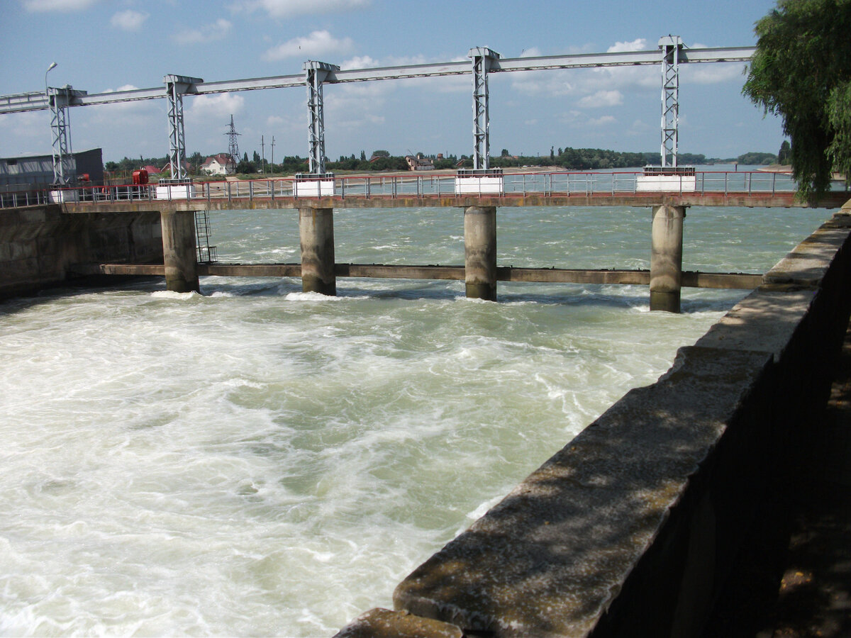 Уровень краснодарского водохранилища сейчас. Кубанское водохранилище Пятигорск. Водохранилище Краснодар. Дамба Краснодар. Набережная водохранилища Краснодара.